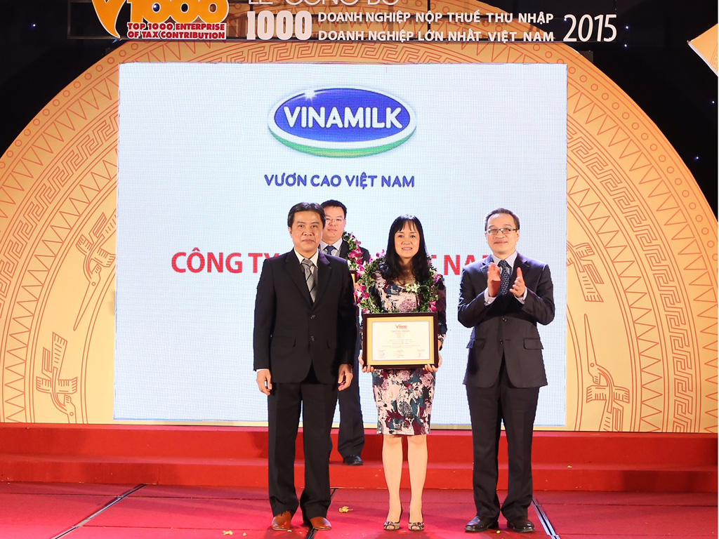 Bà Nguyễn Minh Tâm - Giám đốc Chi nhánh Vinamilk tại Hà Nội đại diện công ty nhận danh hiệu Top 10 doanh nghiệp nộp thuế thu nhập doanh nghiệp lớn nhất Việt Nam năm 2015