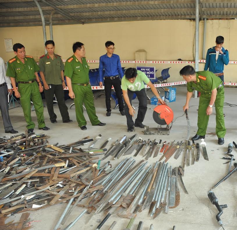 Tiêu hủy gần 2.000 mã tấu, dao lê, súng tự chế Tiêu Hủy Gần 2.000 Mã Tấu, Dao Lê, Súng Tự Chế
