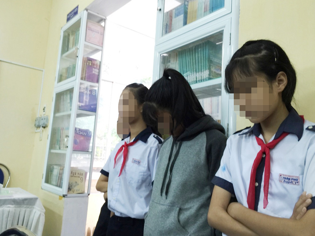 Nhóm bốn nữ sinh đánh bạn-Nguyễn Thị Chinh cung cấp
