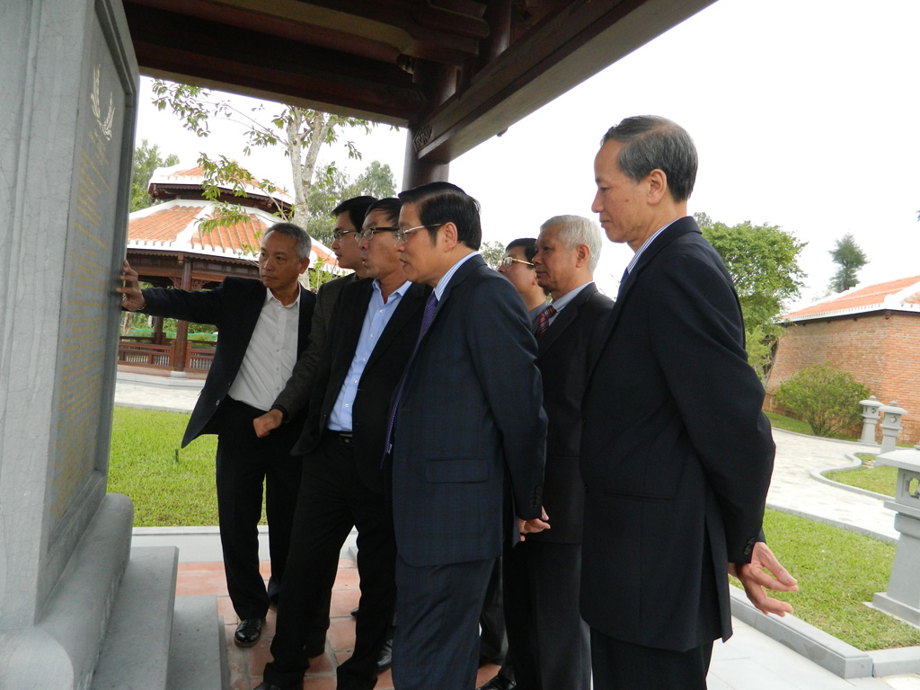 Ông Phan Đình Trạc, Phó Trưởng ban Nội chính Trung Ương đến thăm khu mộ ông Nguyễn Bá Thanh sáng ngày 3.2