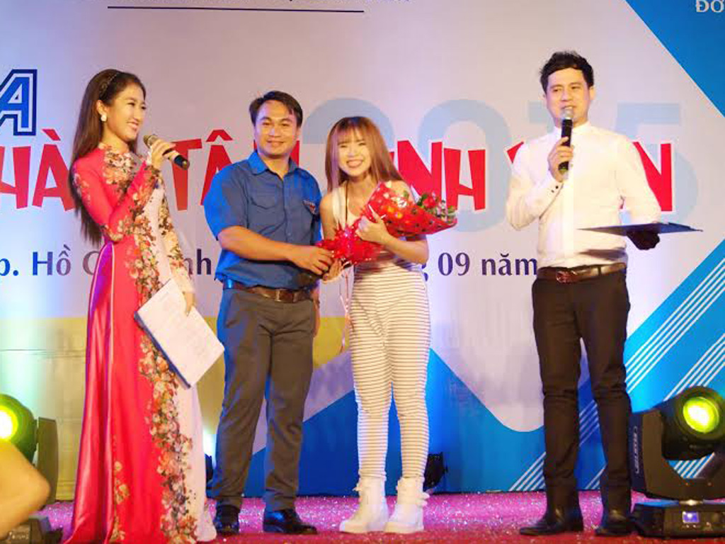 MC Lê Thị Anh Đào (bìa trái) đang dẫn cho một chương trình - Ảnh: T.Đ