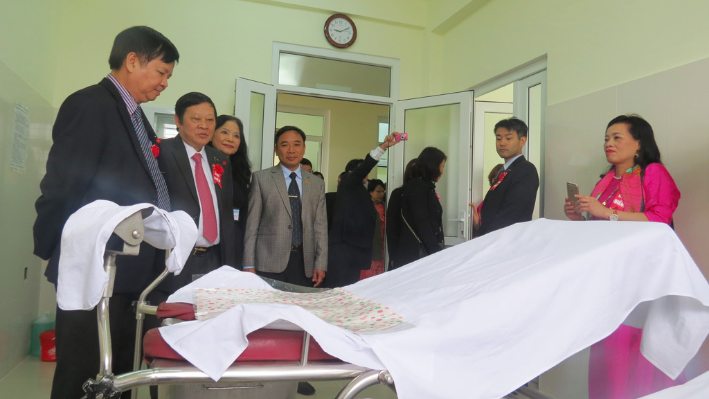 Ông Nguyễn Viết Tiến - Thứ trưởng Bộ Y tế (thứ hai từ trái sang), tham quan Trung tâm tư vấn và dịch vụ sức khỏe sinh sản - Ảnh: Tuyết Khoa