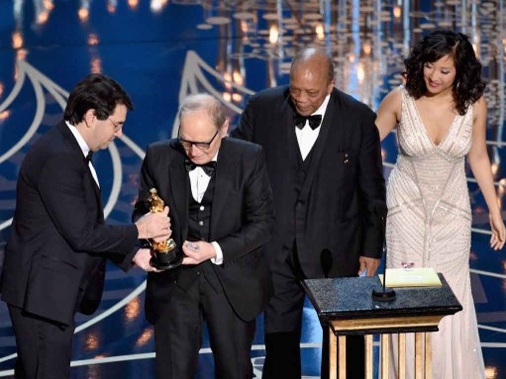 Ennio Morricone trên bục nhận giải - Ảnh: AFP