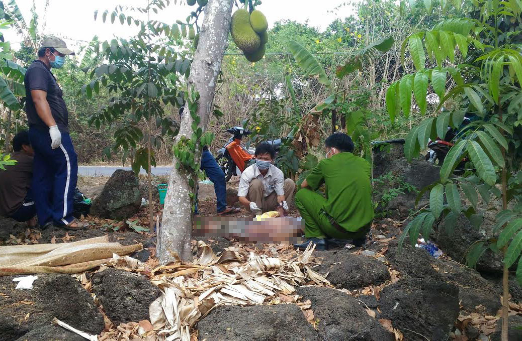 Nạn nhân là nam giới khoảng 65 tuổi, mặc quần lửng ca rô xám, không có giấy tờ tuỳ thân - Ảnh: Thanh Chương