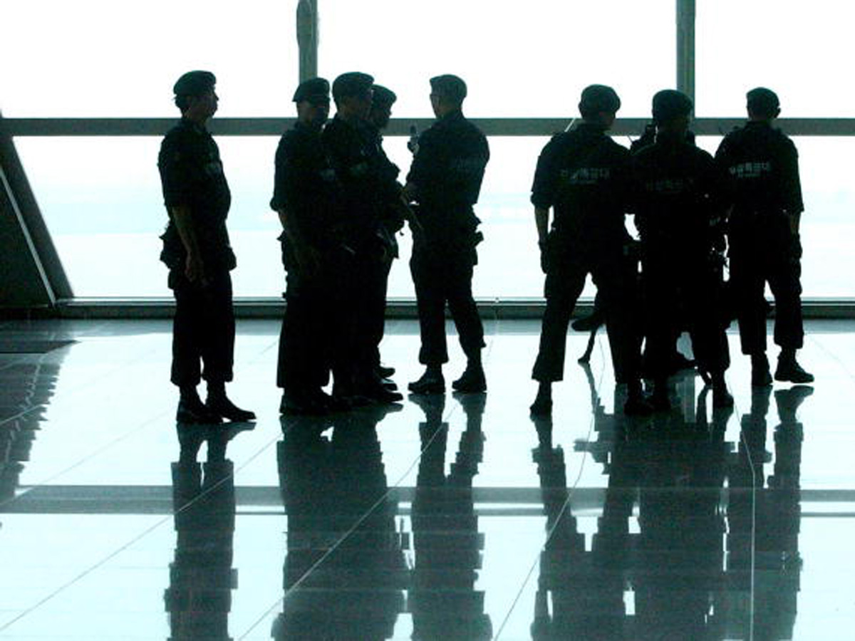 Cảnh sát đặc nhiệm Hàn Quốc tuần tra ở sân bay quốc tế Incheon - Ảnh: AFP