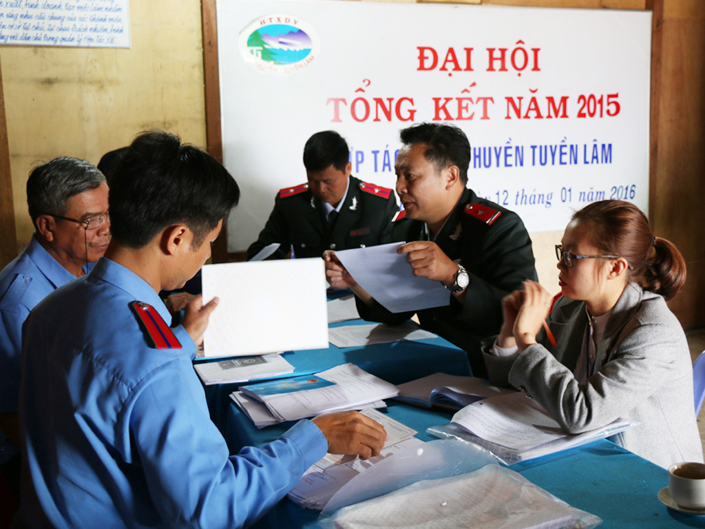 Đoàn kiểm tra làm việc với Ban chủ nhiệm HTX du thuyền hồ Tuyền Lâm
