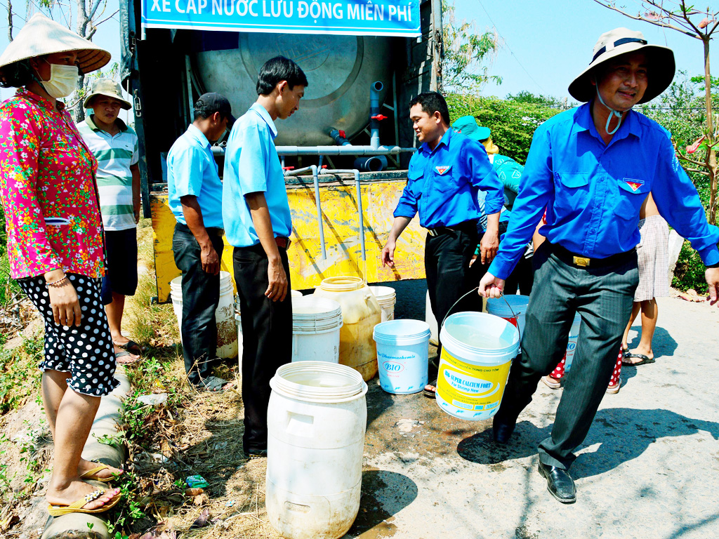 Trung tâm nước sạch và vệ sinh môi trường Sóc Trăng chở nước sạch cung cấp miễn phí cho bà con - Ảnh: Hoàng Vân