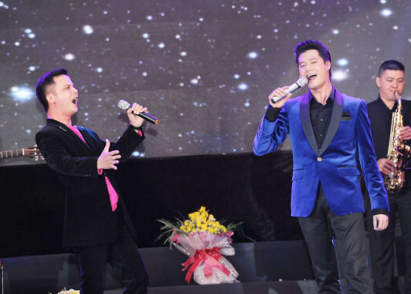 Vũ Quốc Việt (trái) song ca cùng Quang Dũng ca khúc 'Còn đó chút hồng phai' - Ảnh: NVCC