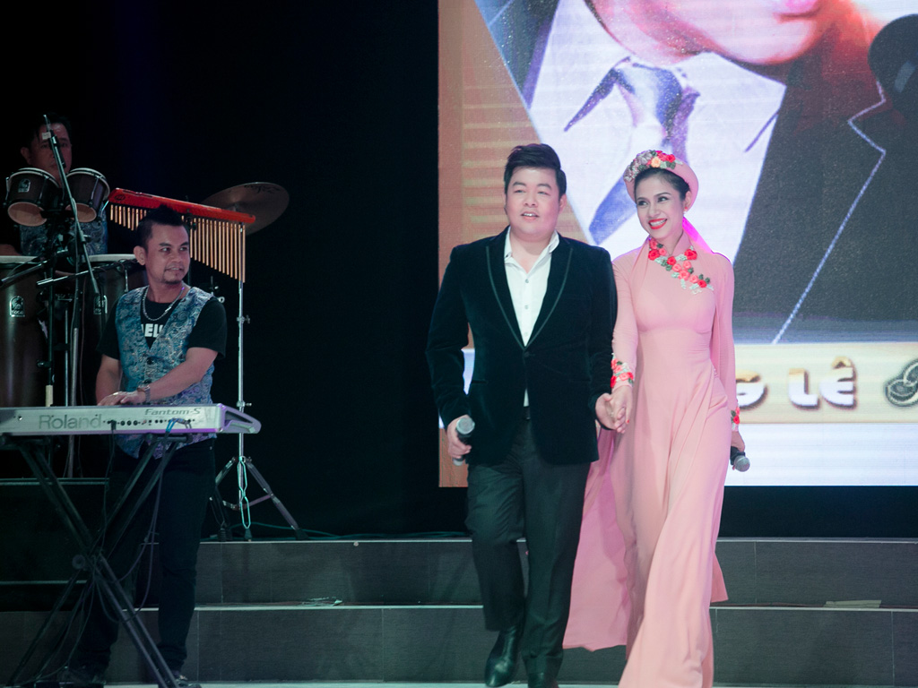 Việt Trinh mặc áo dài song ca cùng Quang Lê