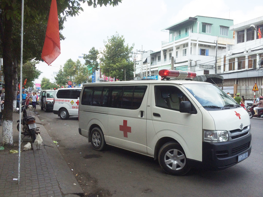 Đoàn xe cứu thương tập trung trước Bệnh viện Nhi Đồng Cần Thơ - Ảnh: Mai Trâm