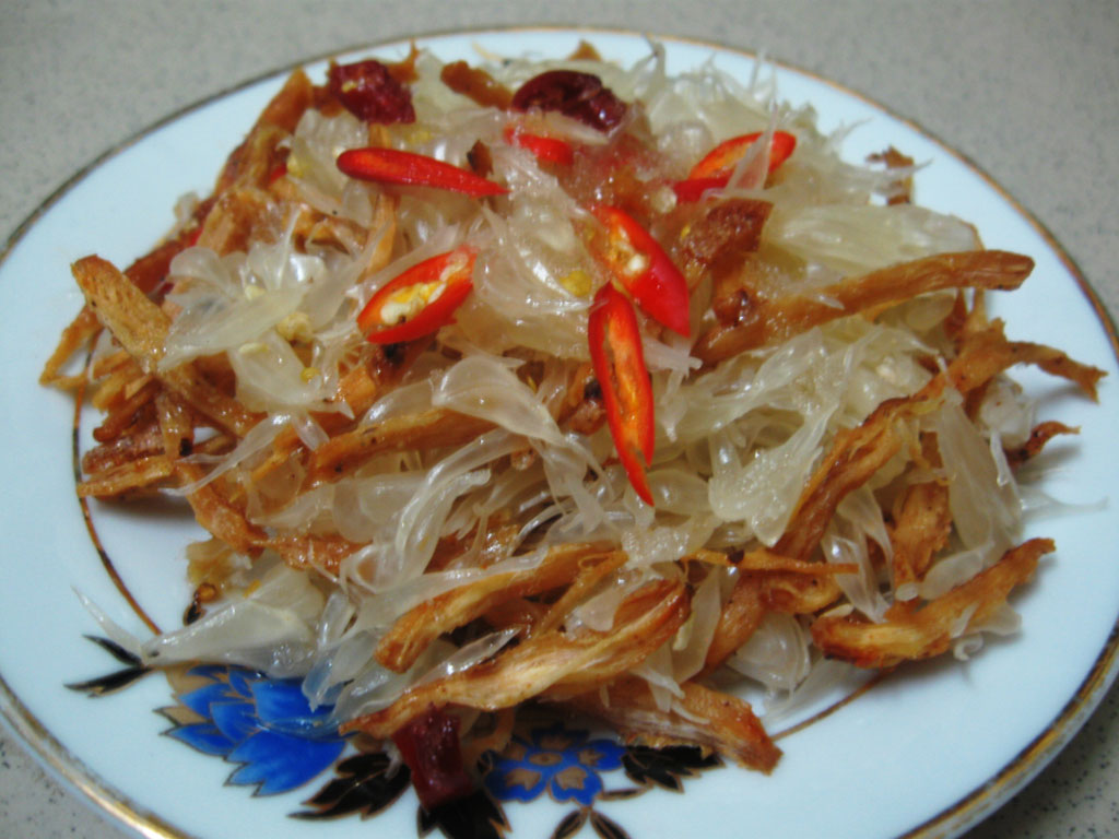 Cháo ong vò vẽ là món ăn đặc biệt của vùng núi Tây Bắc Việt Nam. Được làm từ phần nước của tổ ong vò vẽ, cháo có hương vị thơm ngon và dinh dưỡng cao. Hãy cùng xem hình ảnh về các nguyên liệu và cách làm cháo ong vò vẽ, và tìm hiểu thêm về văn hóa ẩm thực đặc trưng của Việt Nam.