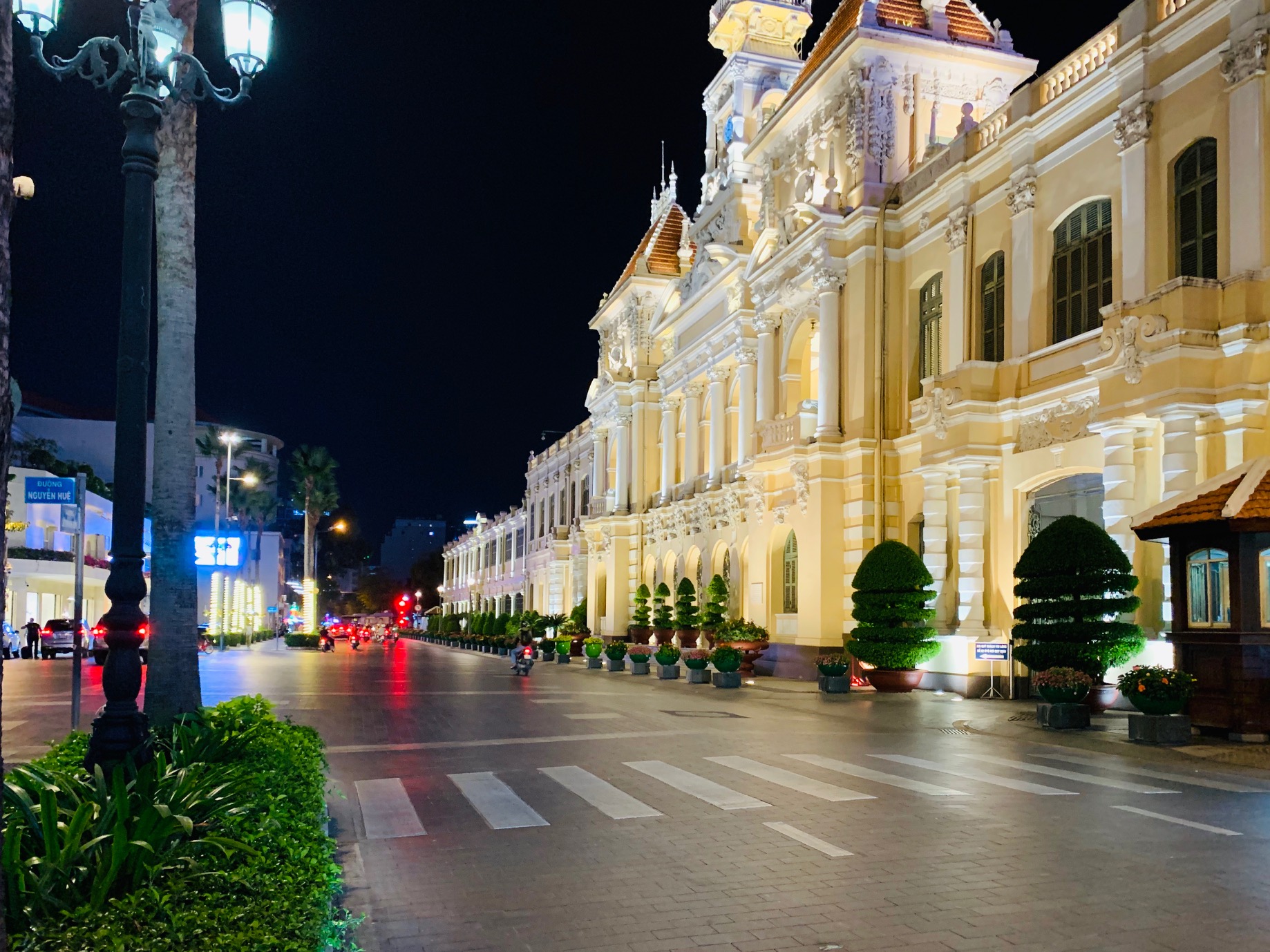 Phố đi bộ Nguyễn Huệ một lần lại trở nên vắng vẻ và yên tĩnh, bỗng trở thành một điểm đến thú vị dành cho những người yêu thích sự yên bình và cảm nhận tình thủ đô khác lạ. Cùng chiêm ngưỡng những hình ảnh đẹp nhất của Nguyễn Huệ để tìm hiểu thêm về đặc trưng của thành phố Hồ Chí Minh.