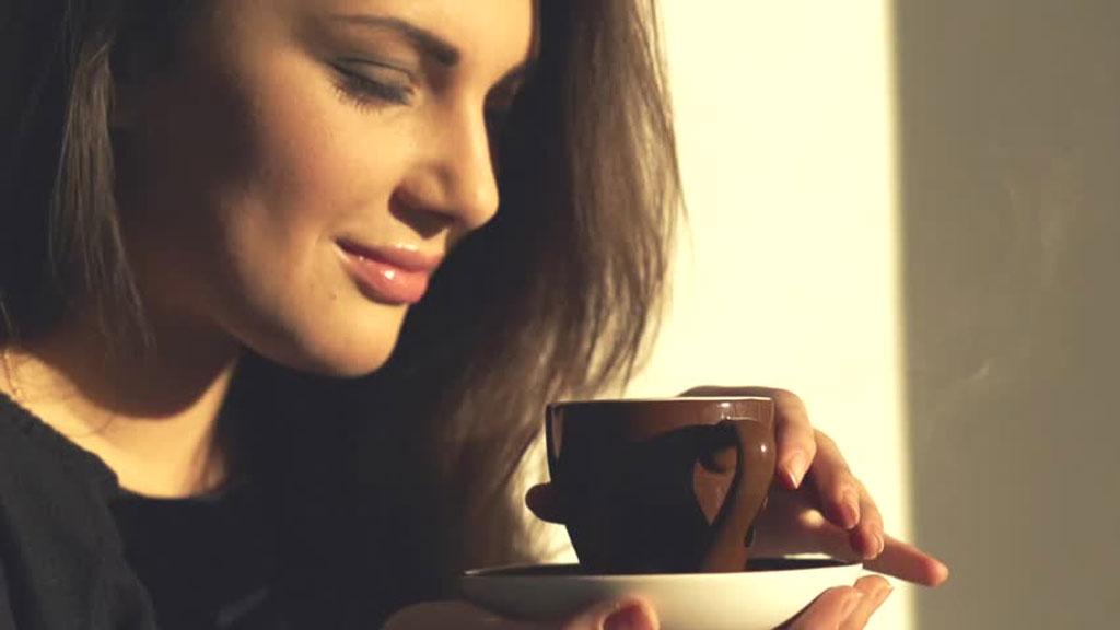 Cà phê hòa tan có thể không được xem là cà phê chân chính, nhưng đó là một lựa chọn tiện lợi cho những ai cần cà phê nhanh và không muốn phải rang và xay. Hãy xem ảnh để cảm nhận hương vị của cà phê hòa tan thơm ngon này.