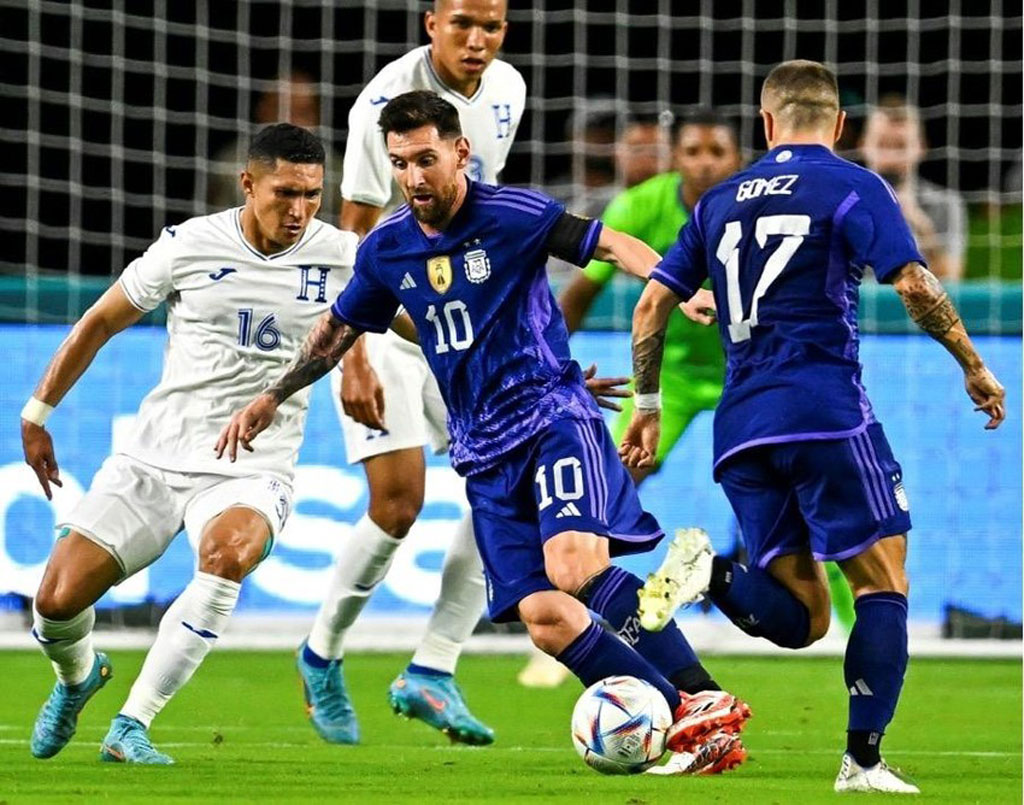 Tập trung vào các hình ảnh của Lionel Messi trong World Cup cùng đội tuyển bóng đá của Argentina. Các pha bóng kinh điển và chiến thắng của đội bóng sẽ khiến bạn phát cuồng và mong muốn được xem Messi trình diễn một cách trực tiếp.