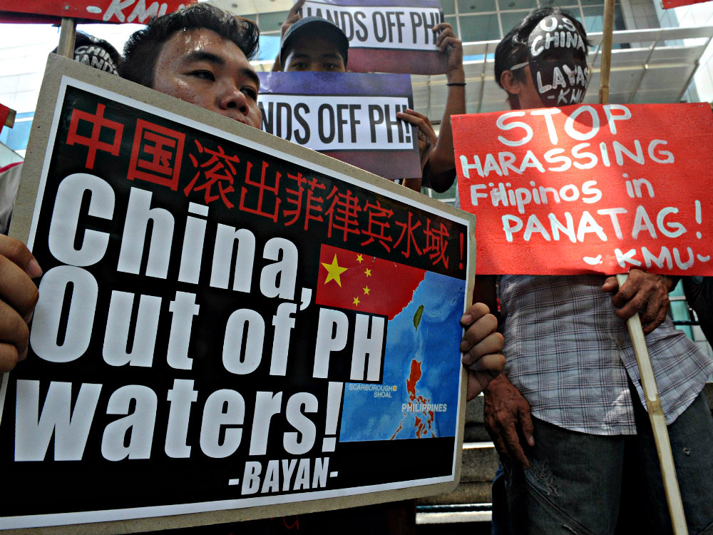 Trong khi phiên điều trần đang diễn ra ở Hà Lan, người Philippines phản đối Trung Quốc ở trước cơ quan sứ quán nước này tại Manila - Ảnh: AFP