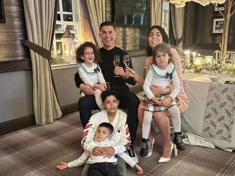 Ronaldo, hạnh phúc, gia đình là những từ mà người hâm mộ bóng đá đều biết đến. Hình ảnh đẹp về gia đình hạnh phúc của Ronaldo sẽ giúp bạn hiểu rõ hơn về tình cảm, niềm đam mê và sự nỗ lực của ngôi sao này trong cuộc sống.