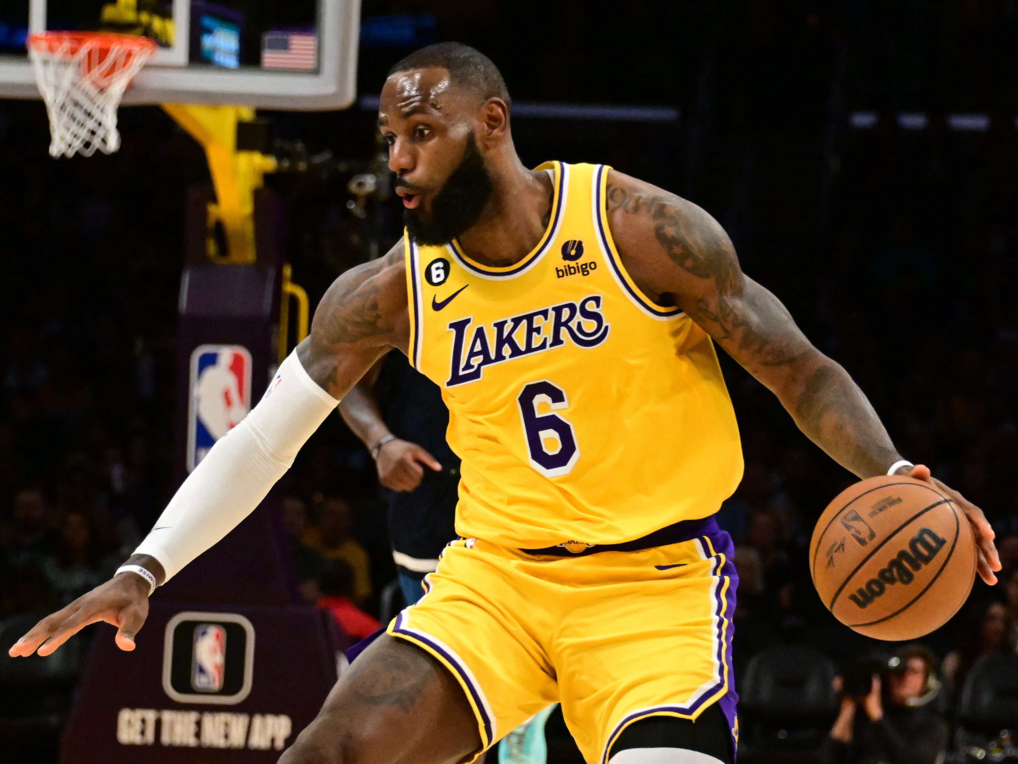 LeBron James trở thành cầu thủ được trả lương cao nhất NBA trong 9 năm liên tiếp