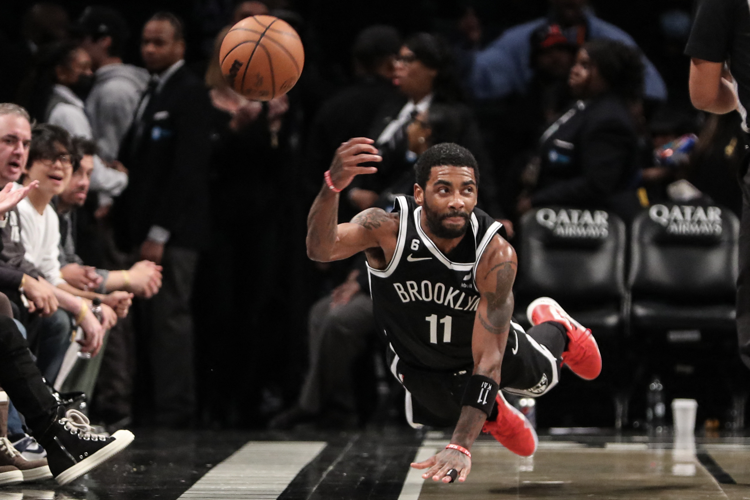 Nike chính thức cắt hợp đồng với ngôi sao Kyrie Irving