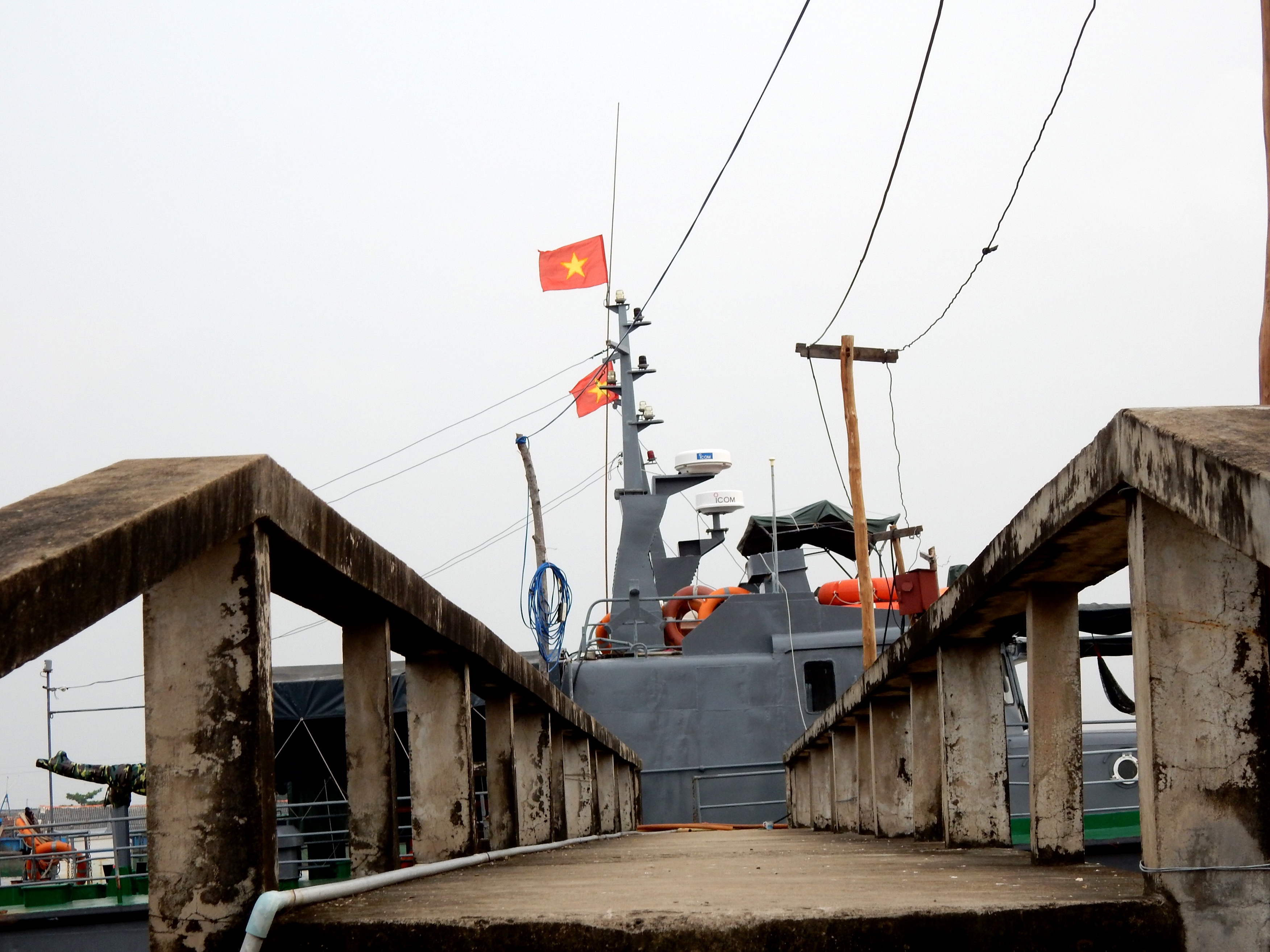 Tàu tuần tiễu của Hải đội 2, BĐBP Cà Mau trực chiến tại thị trấn Sông Đốc, Cà Mau (11.2015)