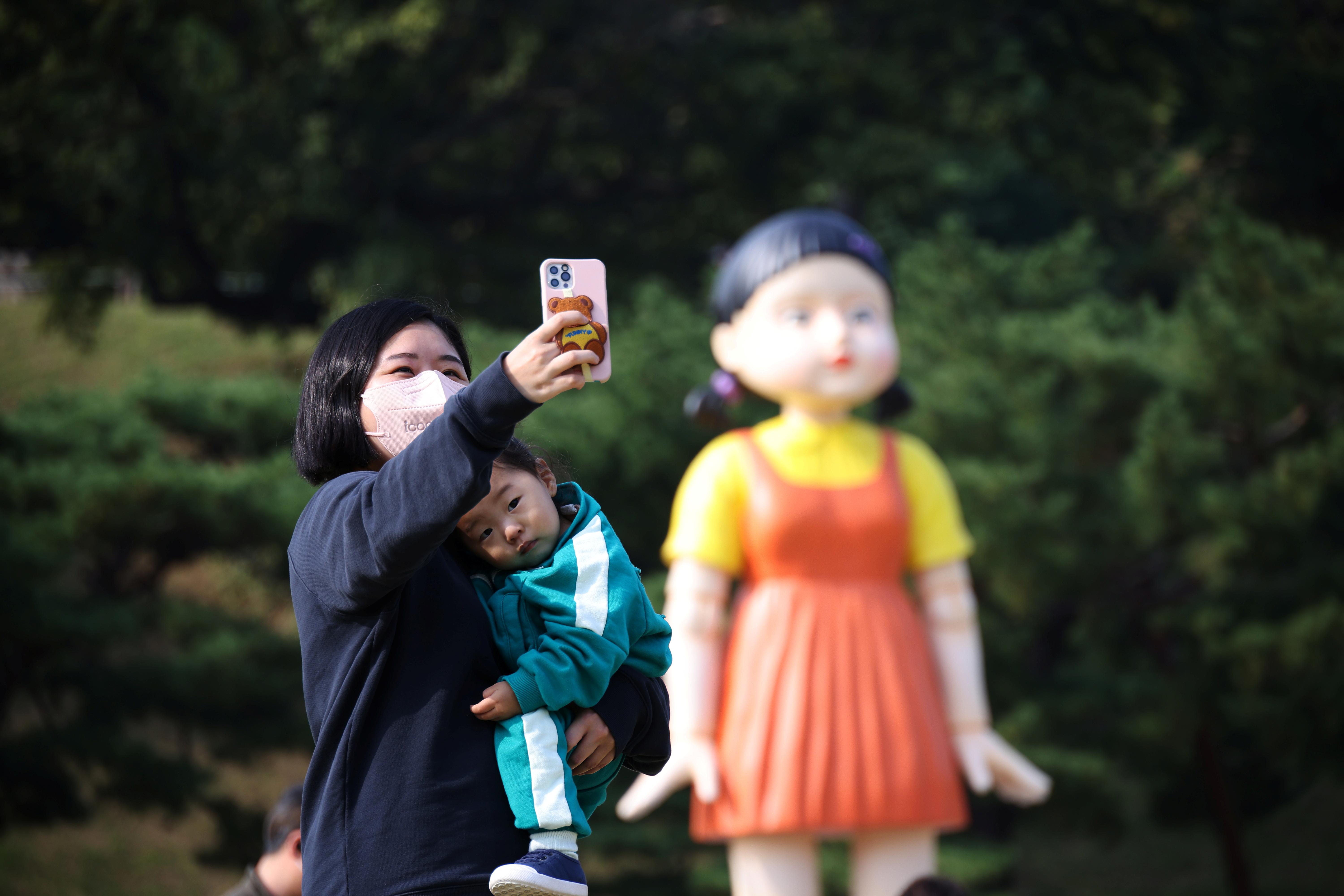 Búp Bê 'Trò Chơi Con Mực' Thỏa Lòng Người Hâm Mộ Ở Seoul