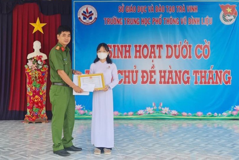 Khen thưởng nữ sinh lớp 12: Chúc mừng và khen thưởng tới một nữ sinh lớp 12 tài năng và đầy năng lượng. Cô ấy đã thể hiện sự nỗ lực và thành tích xuất sắc trong học tập, thể thao và hoạt động cộng đồng. Một tấm ảnh đầy cảm xúc và ý nghĩa đang chờ bạn khám phá.