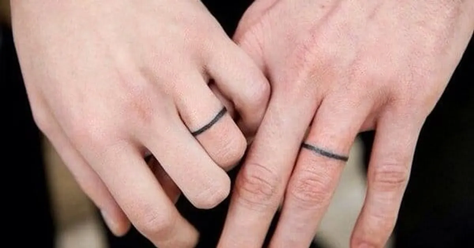 Thay vì mang nhẫn cưới người trẻ xăm hình nhẫn cưới lên ngón tay
