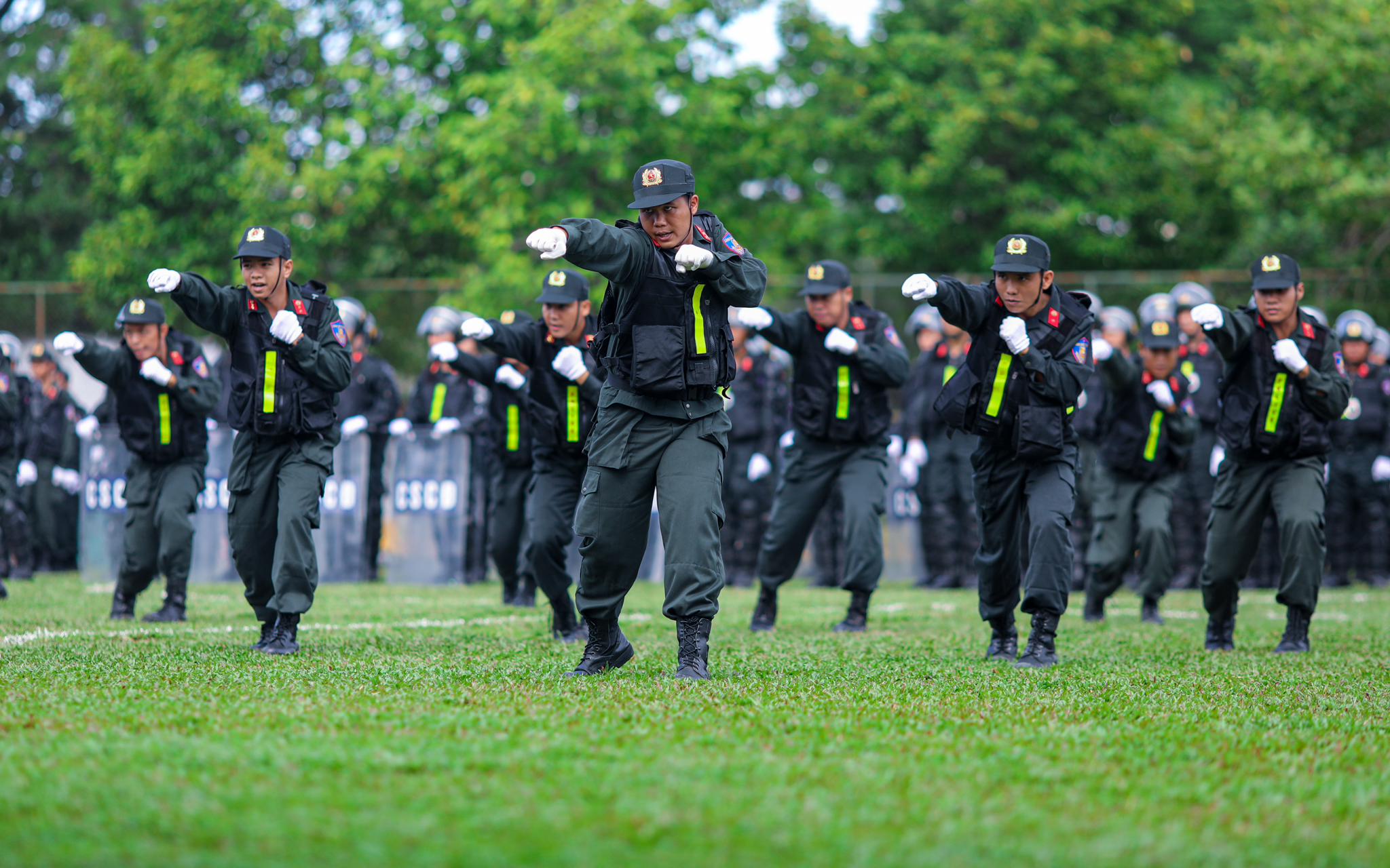 Cận cảnh những chiến giáp khủng và màn ra mắt ấn tượng của Cảnh sát cơ  động dự bị chiến đấu TPHCM