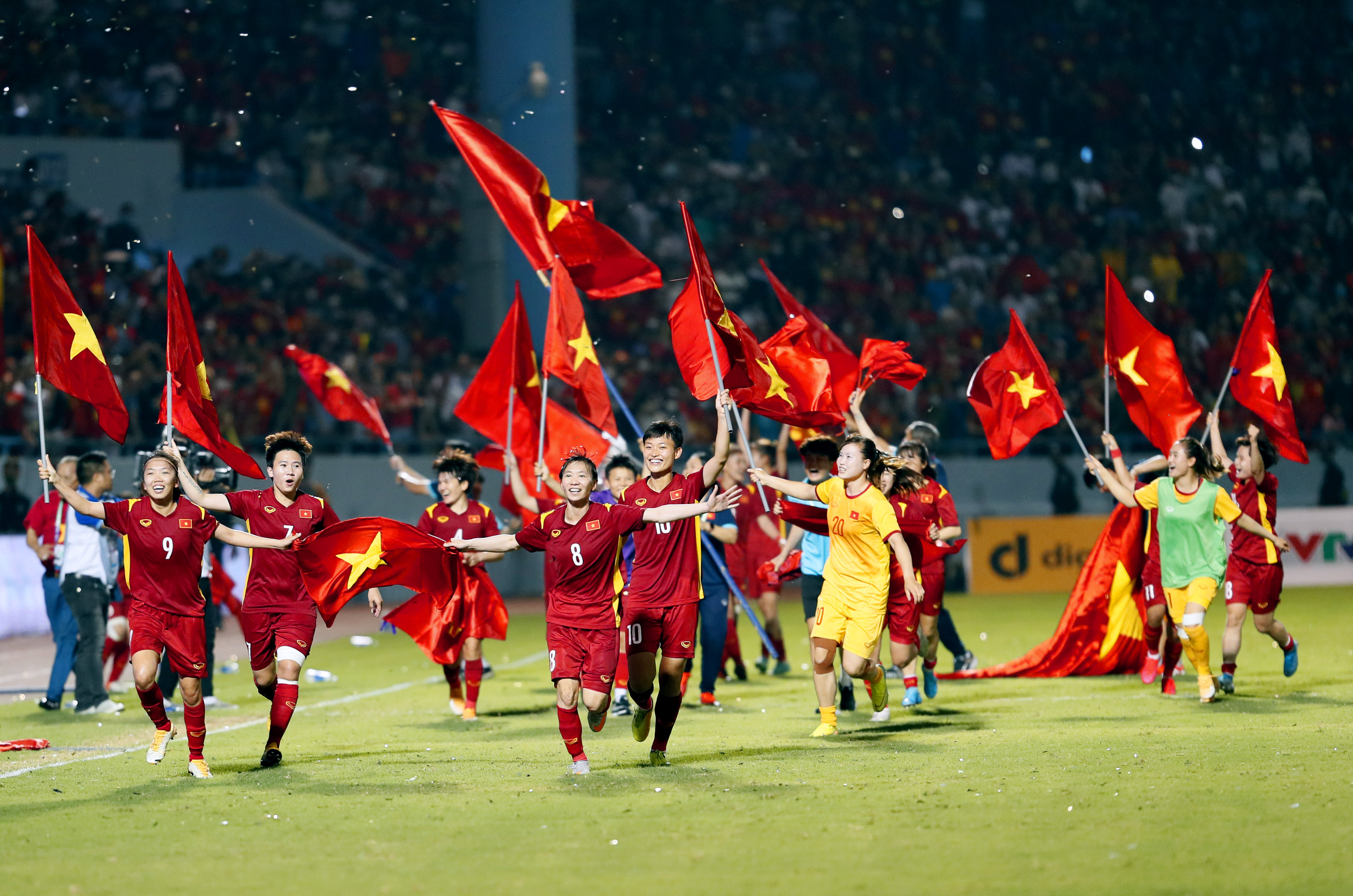 Tuyển nữ Việt Nam đã tạo nên kỳ tích trong làng bóng đá châu Á. Chính những chiến thắng đầy cảm xúc này của đội tuyển đã làm rung động các fan hâm mộ. Hãy xem những hình ảnh đầy kích thích này để cùng chúc mừng và chia sẻ niềm cảm xúc khó quên.