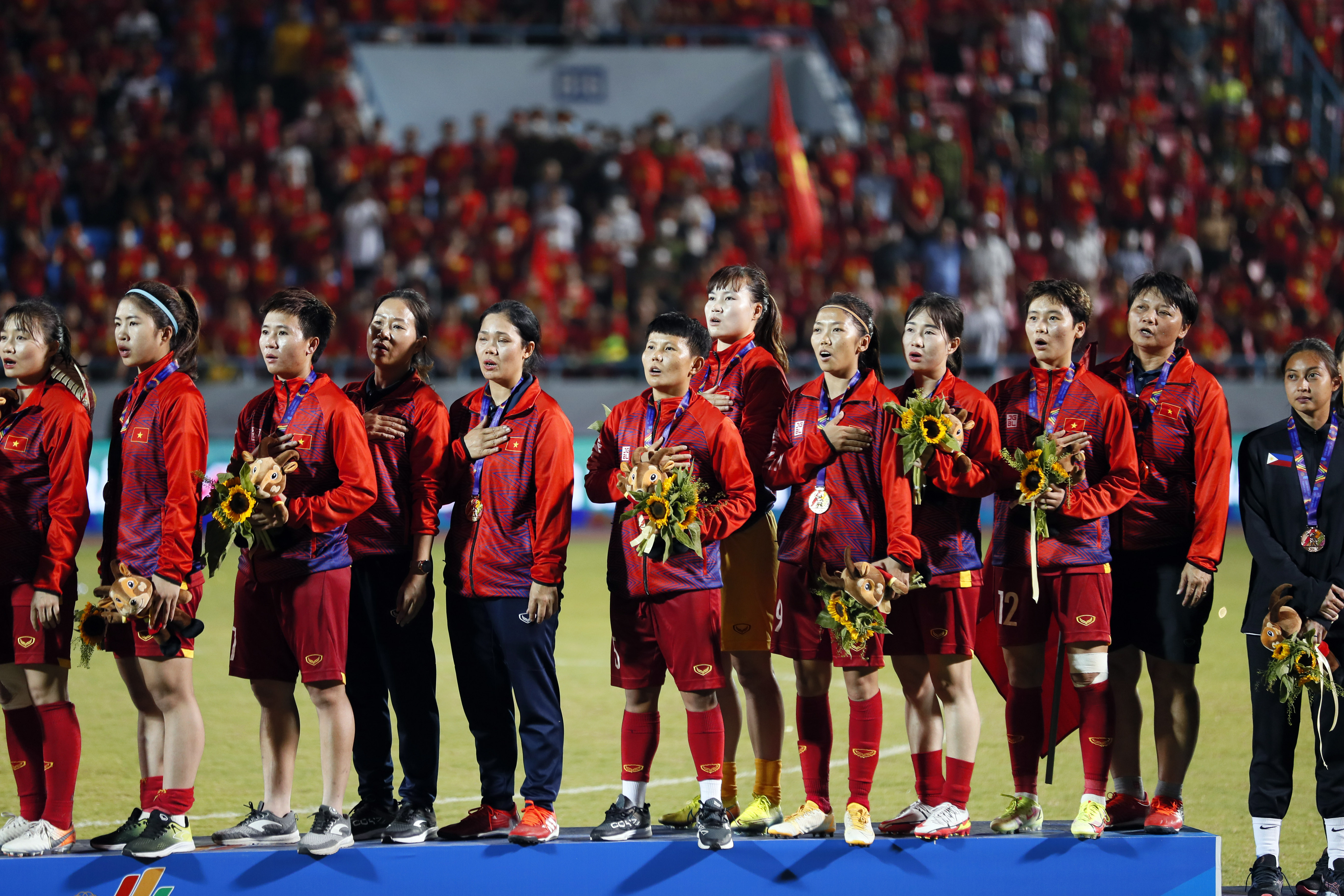 Tuyển nữ Việt Nam: Sự kiện World Cup nữ 2019 là cơ hội để tuyển nữ Việt Nam thể hiện tài năng và đẳng cấp với những đối thủ hàng đầu trên thế giới. Theo dõi những hình ảnh đặc sắc và cảm nhận sự tự hào khi đội tuyển của chúng ta xuất hiện trên sàn đấu quốc tế.