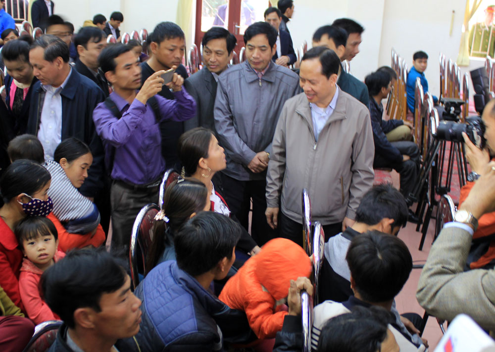 Ông Trịnh Văn Chiến trò chuyện với ngư dân - Ảnh: Ngọc Minh