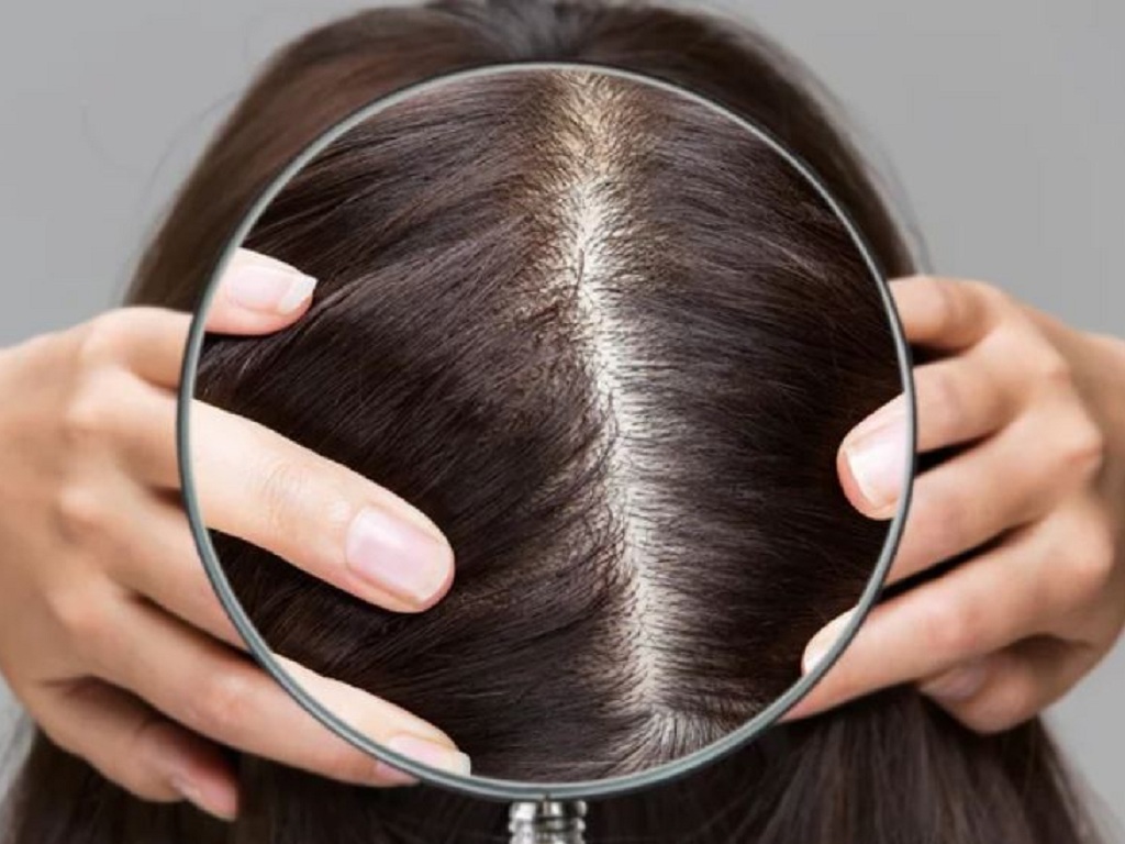 Top 10 nguyên nhân rụng tóc nhiều người chưa biết  Docosan