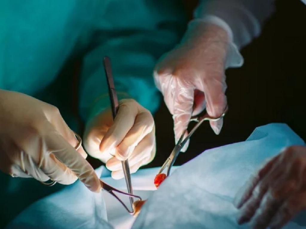 Phẫu thuật thoát vị bẹn, bác sĩ cắt nhầm ống dẫn tinh bệnh nhi 4 tuổi