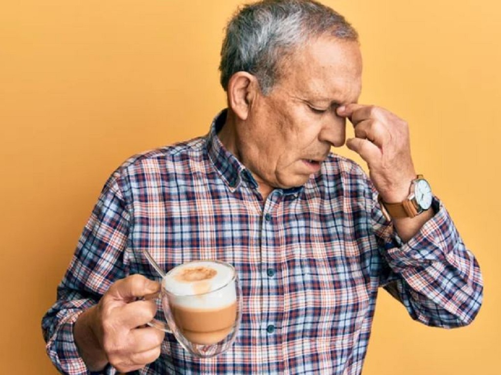 Bị đau đầu do ảnh hưởng của caffeine, phải làm sao?