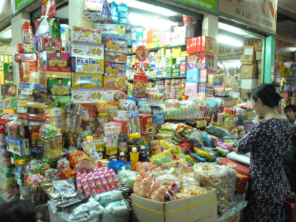 Bánh kẹo ngoại nhập không nhãn mác, bán theo ký tràn ngập ở chợ Bình Tây