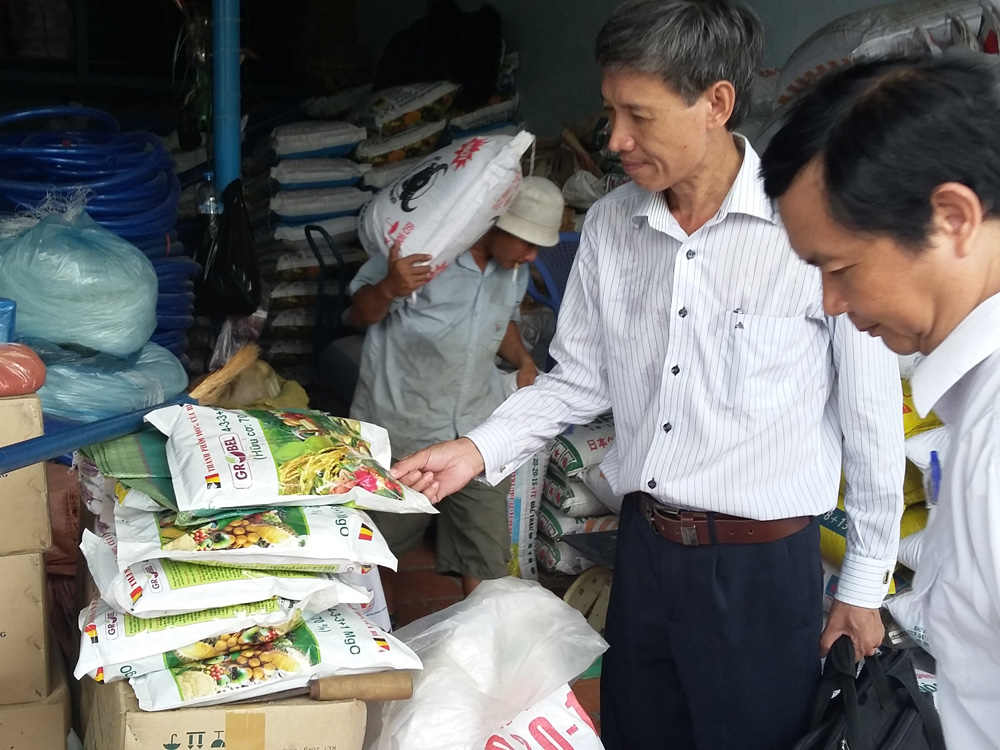 Đoàn kiểm tra khảo sát tình hình sản xuất, kinh doanh phân bón ở Hóc Môn (TP.HCM), phát hiện hàng loạt sai phạm về sản phẩm, đăng ký chất lượng - Ảnh: Chí Nhân