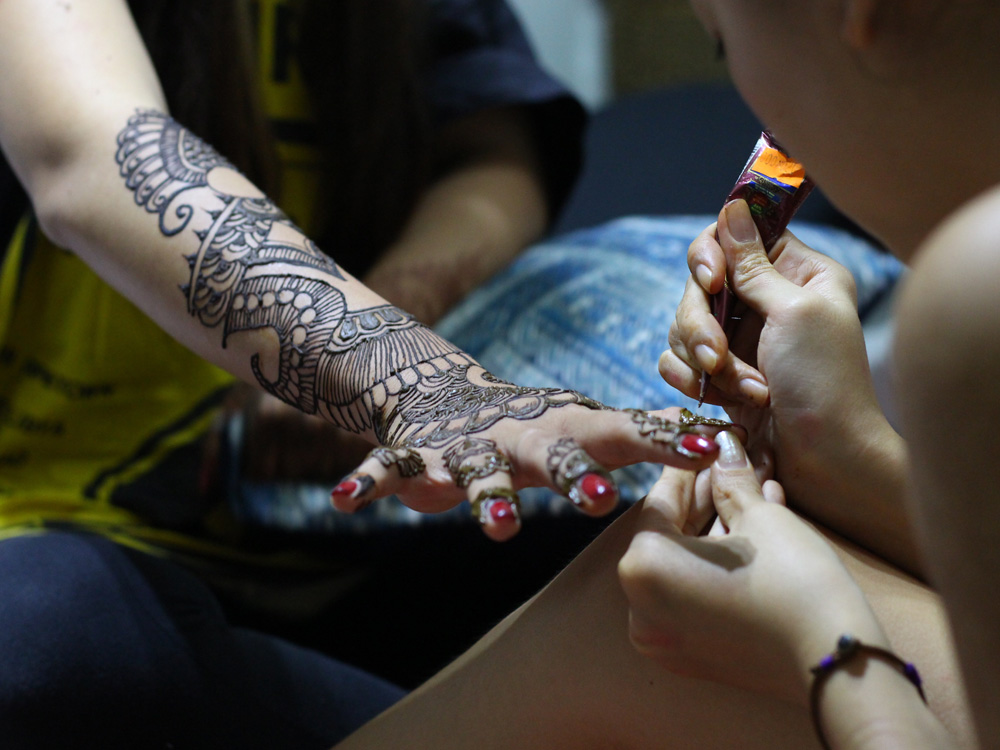 Tìm hiểu Nghệ thuật vẽ Henna Ấn Độ và những lưu ý để có một hình Henna Lucy  Henna