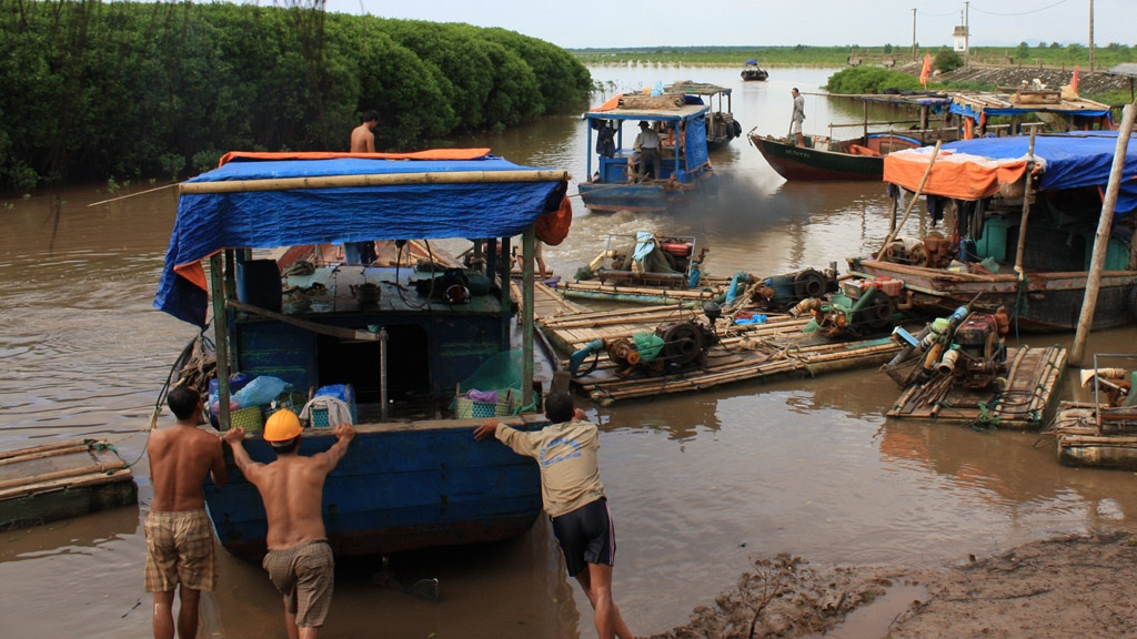 Tổ tàu thuyền an toàn chuẩn bị ra khơi - Ảnh: Đinh Dụng