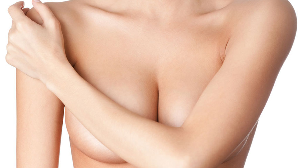 Nên kiểm tra ngực khi cảm thấy cơ thể có gì bất thường - Ảnh: Shutterstock