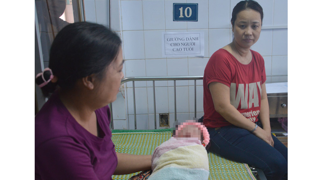 Cháu bé bị bỏ rơi hôm qua 1.12 được chăm sóc tại Bệnh viện đa khoa khu vực Quảng Nam - Ảnh: C.T.V