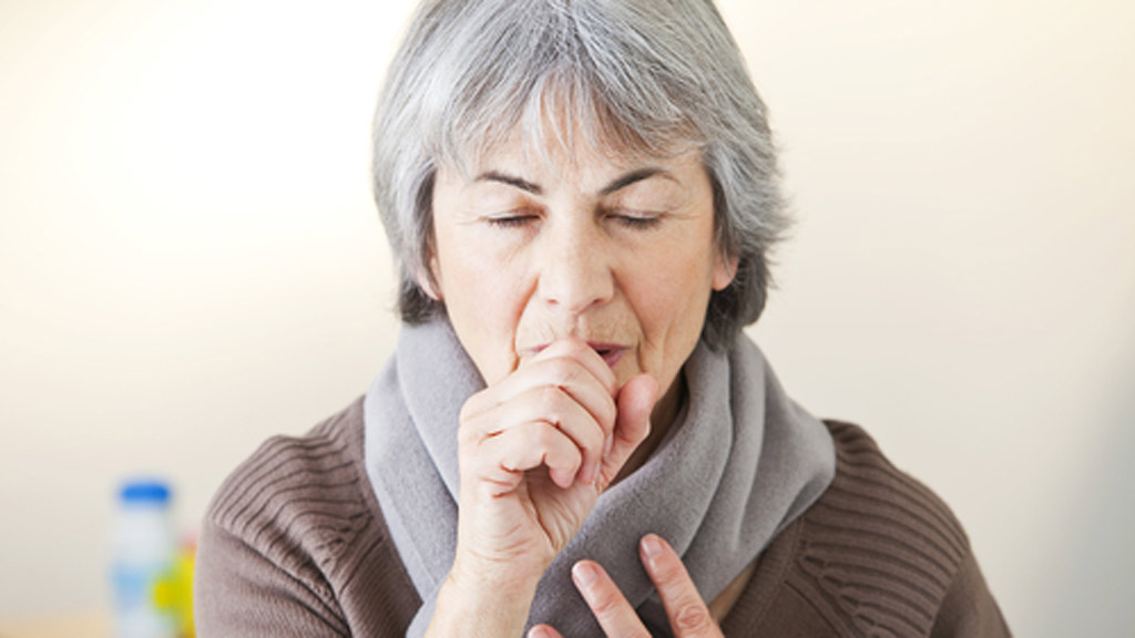 Ho trên 50 tuổi kéo dài có thể do ung thư phổi - Ảnh: Shutterstock