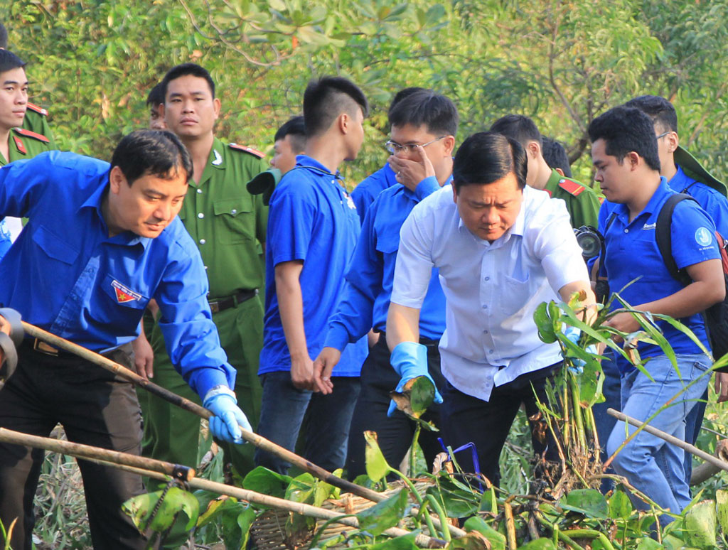 Ông Đinh La Thăng và anh Nguyễn Đắc Vinh cùng tham gia Chủ nhật xanh - Ảnh: Lê Thanh