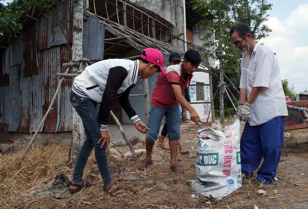 Ông Hai và các em học sinh đều đặn đi nhặt rác vào mỗi sáng chủ nhật - Ảnh: Bách Hợp