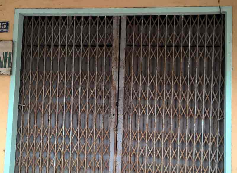 Nhà 35 Hùng Vương khóa kín cửa sau khi vụ cướp xảy ra - Ảnh: Bảo Văn