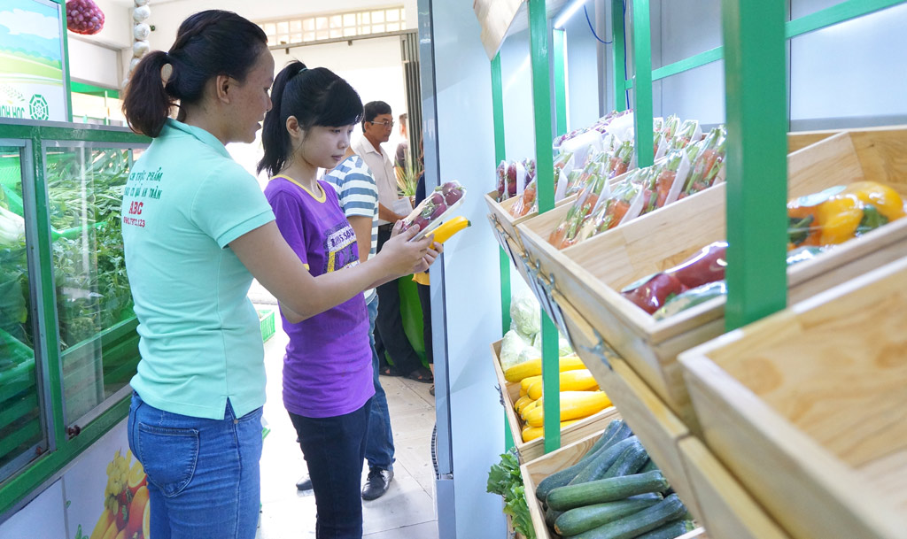 Khách chọn mua rau an toàn tại HTX Nông nghiệp sinh thái ABC (P.Thới Bình, Q.Ninh Kiều) - Ảnh: Bách Hợp