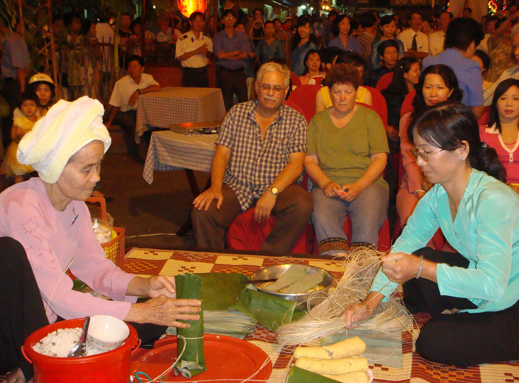 Nghệ nhân gói bánh tét, một điểm nhấn của lễ hội bánh dân gian Nam bộ - Ảnh: Quang Minh Nhật