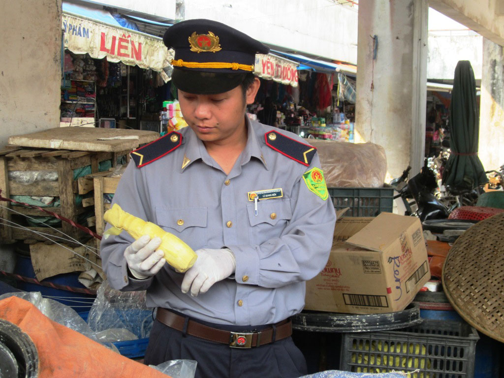 Thanh tra Chi cục quản lý chất lượng nông lâm sản và thủy sản tiến hành kiểm tra các cơ sở kinh doanh măng dưa tại chợ Đông Hà.
