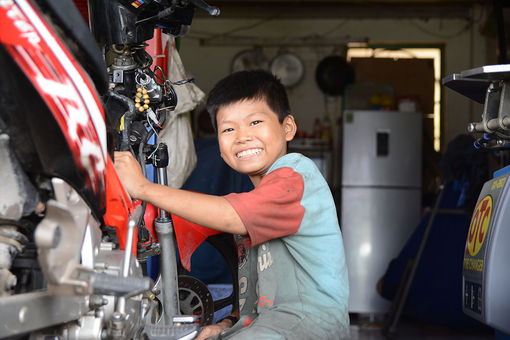 Những thợ sửa xe máy trẻ tuổi đến từ những trường đào tạo uy tín, với không chỉ kỹ năng tay nghề tốt mà còn sự nhiệt tình và sáng tạo. Hãy xem hình ảnh về thợ sửa xe trẻ để cảm nhận sự đổi mới trong nghề này.