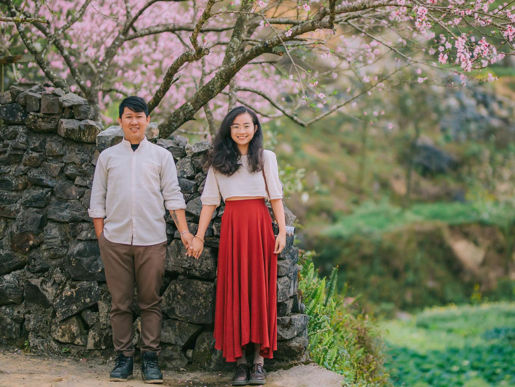 Hình ảnh cặp vợ chồng trẻ đang tình tứ ôm nhau tại Việt Nam sẽ khiến bạn đắm đuối và tưởng niệm tình yêu đích thực. Một bức ảnh đầy cảm hứng và lãng mạn chắc chắn sẽ khiến bạn nghĩ đến những kỷ niệm đẹp của mình và muốn trải nghiệm tình yêu với một người đáng yêu.