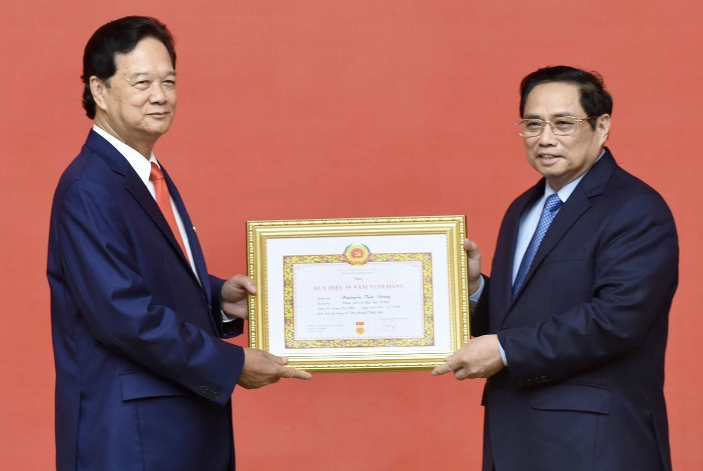 Nguyên Thủ tướng Nguyễn Tấn Dũng được tặng Huy hiệu 55 năm tuổi Đảng