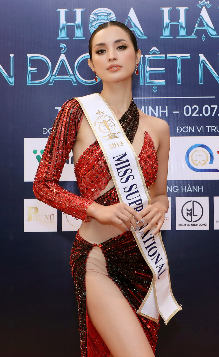 Hoa hậu Siêu quốc gia 2013 nóng bỏng trên thảm đỏ